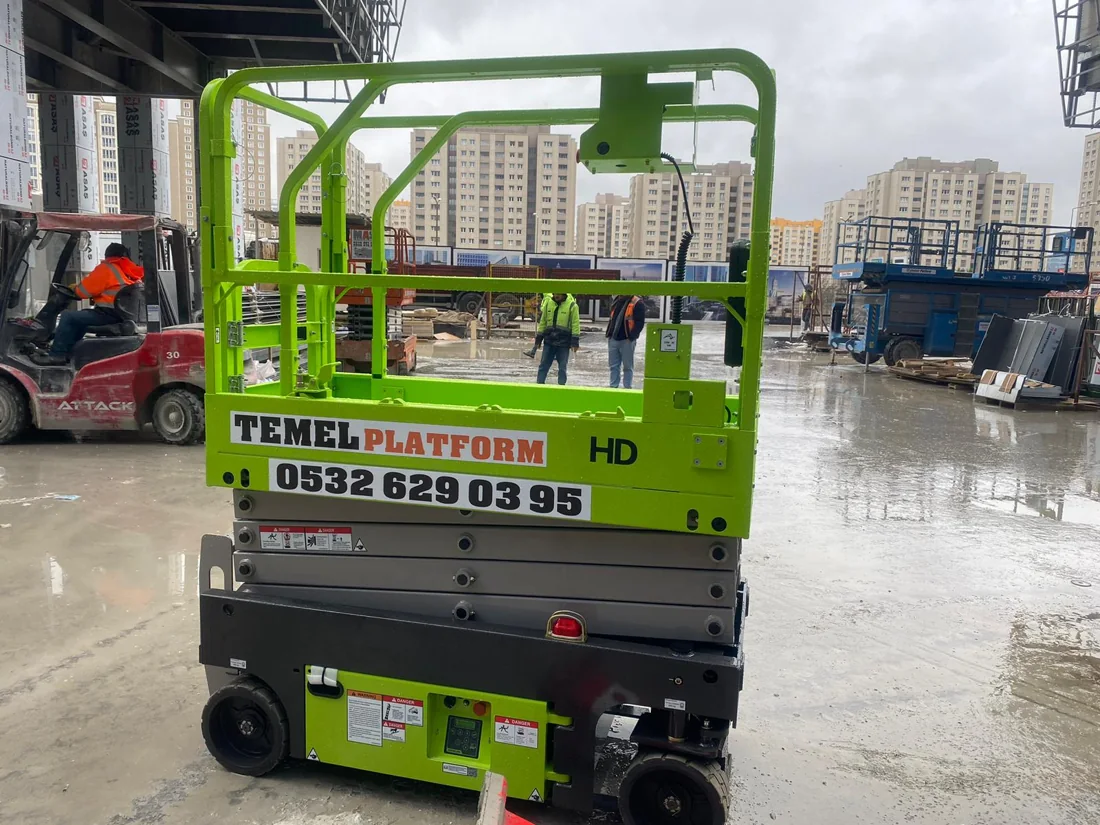 Açık alanda yeşil makaslı platform